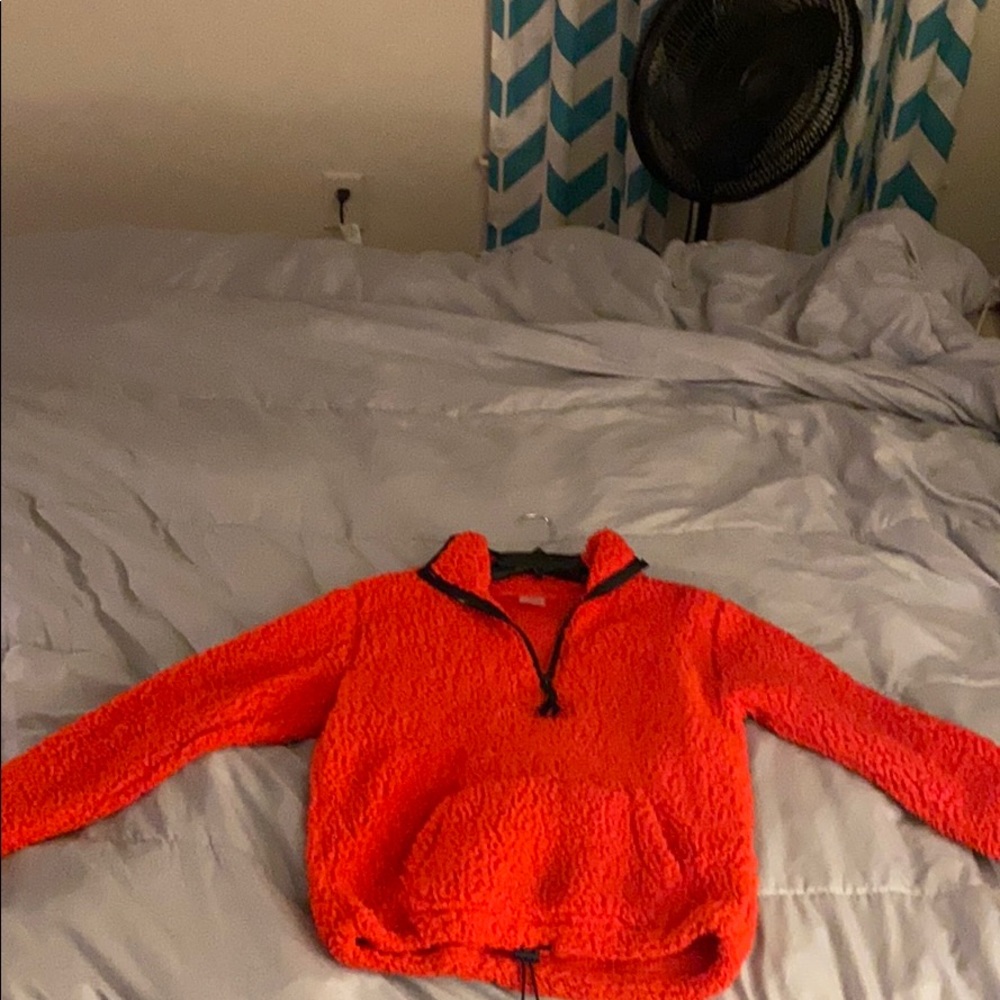 RED SHERPA LIKE PULLOVER